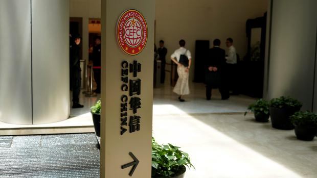 Logo čínské společnosti CEFC v kancelářích v Šanghaji.