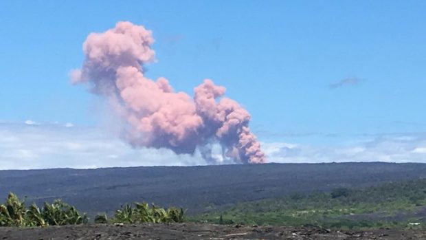 Sloup popela po erupci sopky Kilauea na Havajských ostrovech.