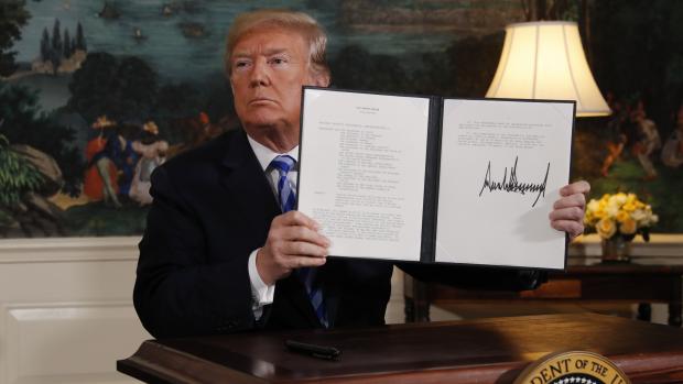 Americký prezident Donald Trump ukazuje podpis pod rozhodnutí odstoupit od jaderné smlouvy s Íránem.