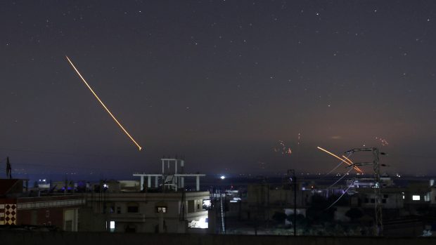 Íránské jednotky na syrské straně Golanských výšin vypálily zhruba 20 střel a raket na izraelské cíle v Golanských výšinách.