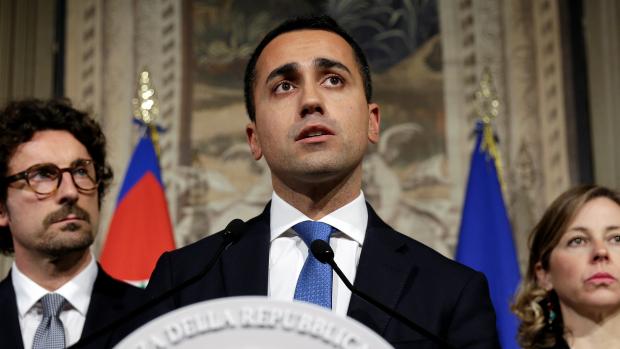 Luigi Di Maio (uprostřed), šéf Hnutí pěti hvězd