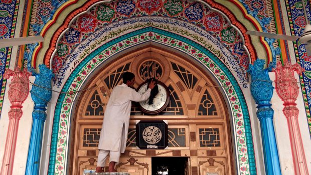 Muž v Pákistánu uklízí mešitu před měsícem Ramadán