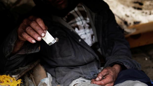 Muž v Bogotě drží balíček levné kokainové pasty