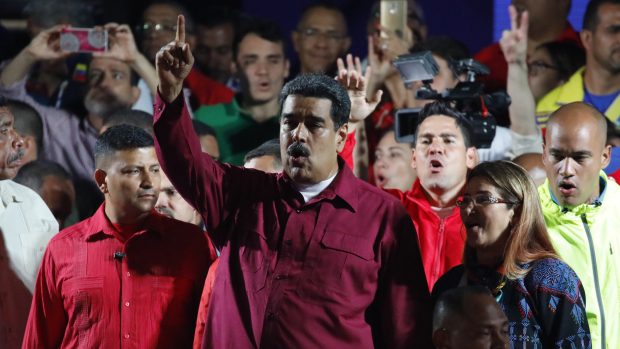 Venezuelský prezident Nicolás Maduro se svými příznivci po oznámení výsledků prezidentských voleb