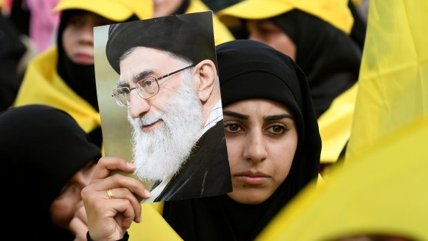 Žena s portrétem nejvyššího íránského duchovního vůdce ajatolláha Alího Chameneího