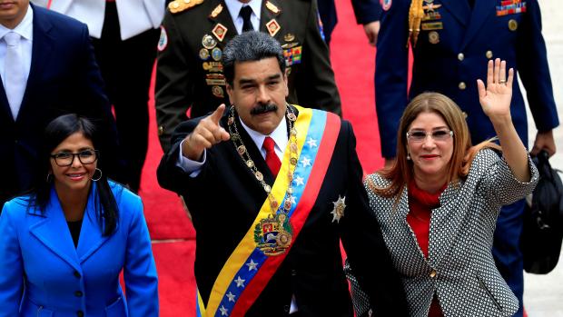 Venezuelský prezident Nicolas Maduro se svou manželkou Cilií Floresovou míří na čtvrteční inauguraci.