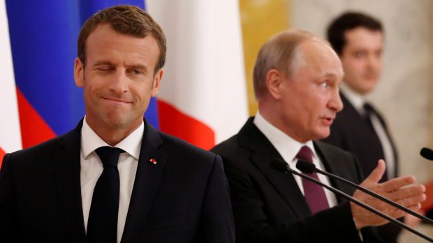Francouzský prezident Emmanuel Macron a ruský prezident Vladimir Putin a společné tiskové konferenci.