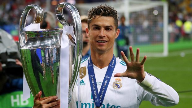 Hráč Realu Madrid Cristiano Ronaldo s trofejí pro vítěze Ligy mistrů