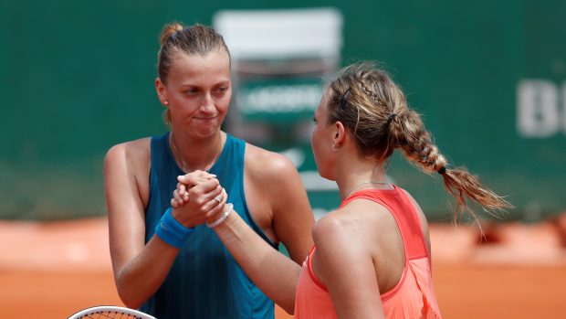 Petra Kvitové blahopřeje Anett Kontaveitové. Estonka ji právě vyřadila z French Open