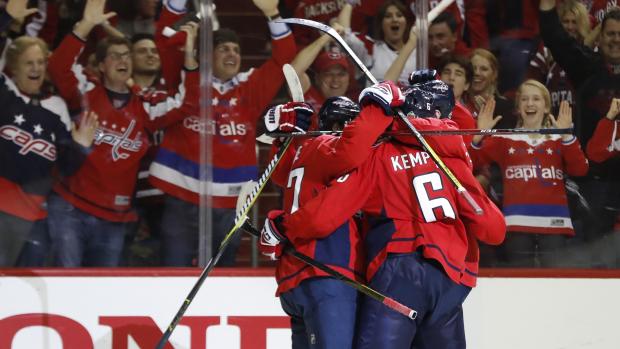 Washington Capitals slaví gól do sítě Las Vegas Golden Knights.