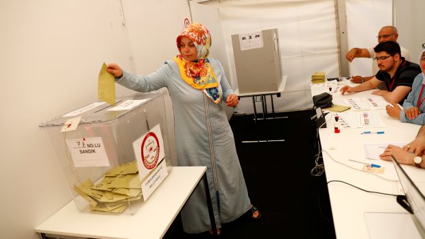 Turkyně u volební urny v německém Frankfurtu. (Archivní záběr)