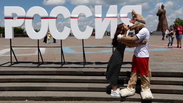 Žena líbá maskota fotbalového šampionátu v ruském Stavropolu