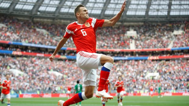 Ruský fotbalista Denis Čeryšev se raduje z gólu do sítě Saúdské Arábie.