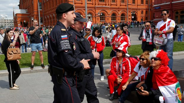 Ruská policie v kontaktu s fanoušky