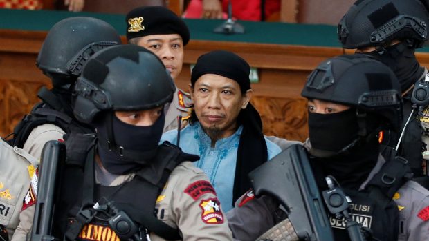 Radikální indonéský duchovní Aman Abdurrahman s eskortou policistů