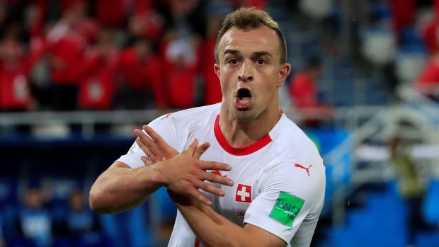Švýcarský záložník Xherdan Shaqiri oslavuje gól do sítě Srbska gestem, které připomíná orla ze znaku Albánie.