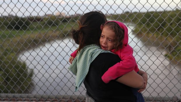 Žadatelé o azyl čekají na mexické straně mostu Brownsville &amp; Matamoros poté, co jim úředníci zamítli vstup.