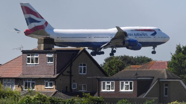 Boeing 747 aerolinky British Airways přilétá k letišti Heathrow v Londýně.