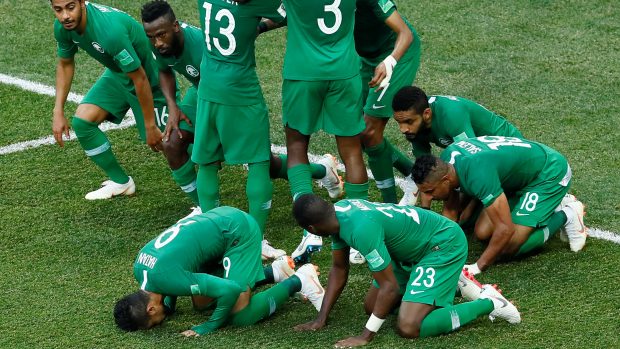 Fotbalisté Saúdské Arábie slaví gól proti Egyptu.