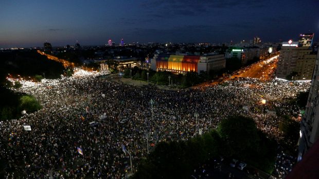V pátek se demonstrovalo i v dalších rumunských městech, tam ale měly demonstrace relativně klidný průběh, informovala agentura AP.