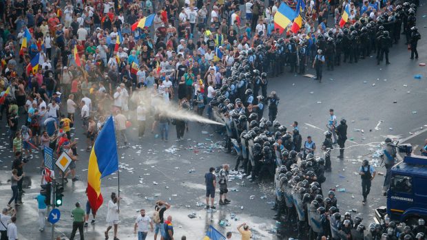 Při demonstraci bylo zraněno více než 440 lidí a v nemocnici skončilo dalších 65 lidí, z toho devět policistů.