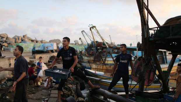 Kromě obnovy provozu v Kerem Šalomu Izrael také rozšířil mořské pásmo, v němž mohou palestinští rybáři (na obrázku) lovit, na devět námořních mil (22 kilometrů). Kvůli násilí tuto zónu zúžil původně na šest mil.