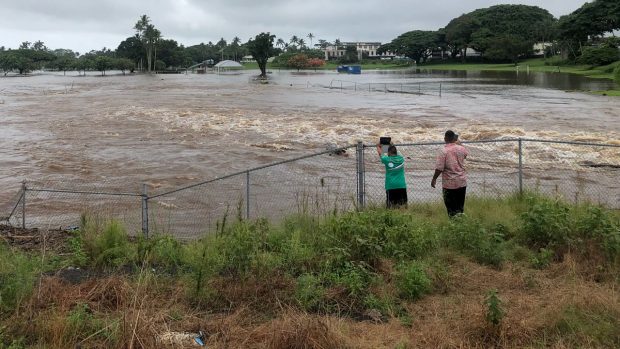 Lidé pozorují zaplavenou krajinu na Havaji
