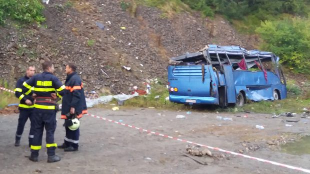 Při nehodě autobusu v Bulharsku v sobotu zahynulo 15 lidí, dalších asi 20 lidí utrpělo zranění.