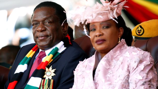 Prezident Zimbabwe Emmerson Mnangagwa a jeho žena Auxillia během slavnostního ceremoniálu.