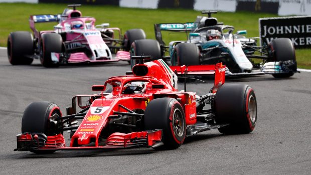 Sebastian Vettel v čele Velké ceny Belgie. za ním monopost Lewise Hamiltona