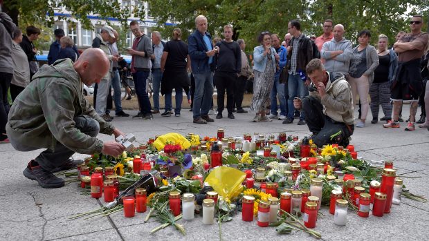 Lidé v Chemnitzu (Saské Kamenici) si připomínají pětatřicetiletého Němce, z jehož usmrcení jsou podezřelí dva mladíci z Iráku a Sýrie.