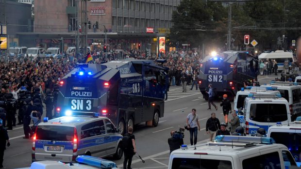 Pravicoví radikálové protestují v Chemnitzu (Saské Kamenici) po smrti pětatřicetiletého Němce, z jehož usmrcení jsou podezřelí dva mladíci z Iráku a Sýrie.