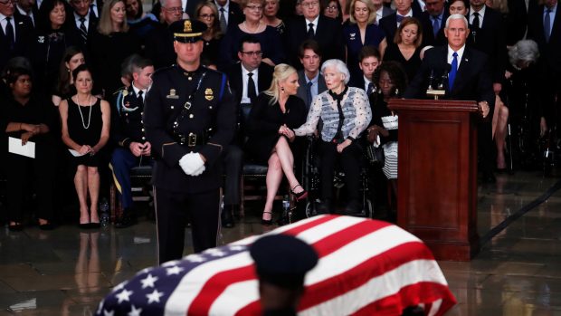 Americký viceprezident Mike Pence při proslovu v Kongresu USA. Vlevo se za ruce drží Roberta McCain (matka Johna McCaina) a jeho dcera Meghan McCain.