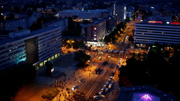 Na dění ve městě dohlížejí stovky policistů. Manifestace souvisejí s vraždou pětatřicetiletého Němce s kubánskými kořeny, z níž jsou podezřelí dva mladí muži z Iráku a Sýrie.