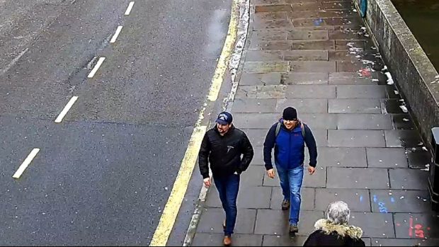 Dvojice Rusů Alexander Petrov a Ruslan Boširov, které britské úřady viní z pokusu o vraždu Skripalových