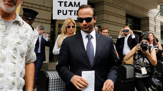 George Papadopoulos opouští budovu soudu ve Washingtonu.