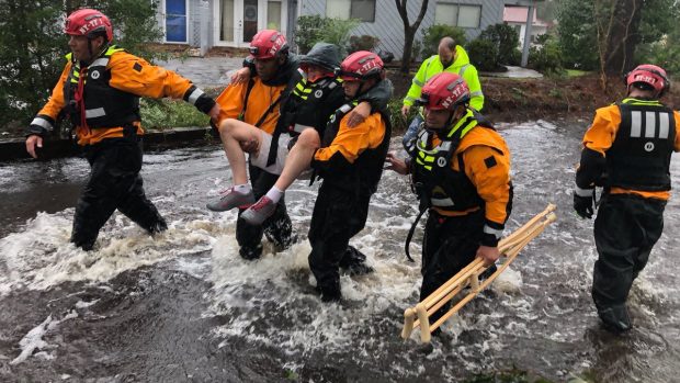 Záchranáři ve městě River Bend v Severní Karolíně pomáhají lidem při úderu hurikánu Florence