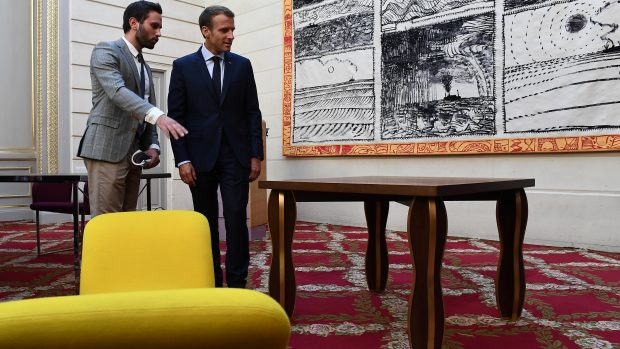 Prezident Emmanuel Macron během prohlídky uměleckých kousků v Mobilier National.