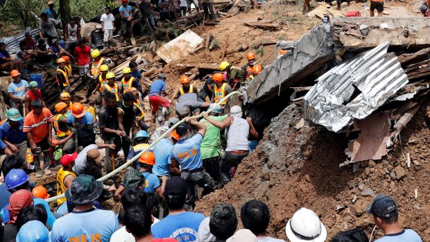 Vyprošťování lidí na Filipínách po řádění tajfunu Mangkhut