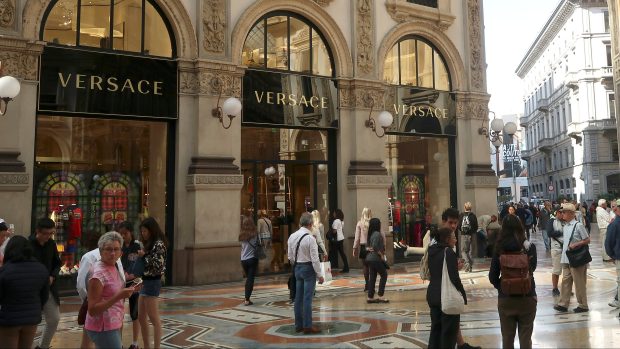 Obchod Versace v Galerii Viktora Emanuela II. v Miláně.