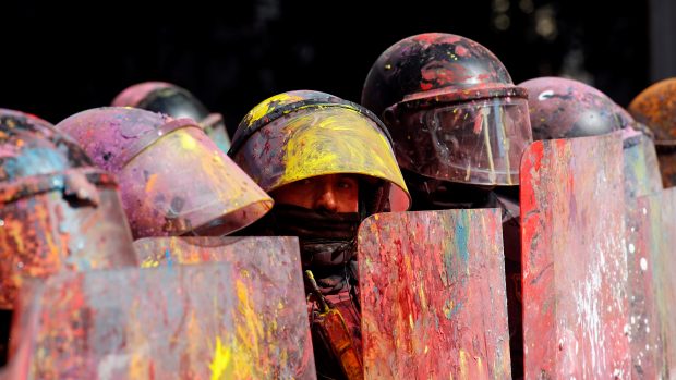 Separatisté se v sobotu španělské policisty a jejich vozy snažili potřísnit jásavými barvami. Ti se jim bránili obušky.