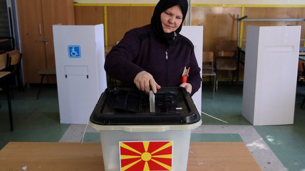 Žena hlasuje v referendu o názvu Makedonie