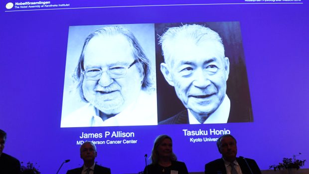 Držitelé Nobelovy ceny: Američan James P. Allison a Japonec Tasuku Hondžó