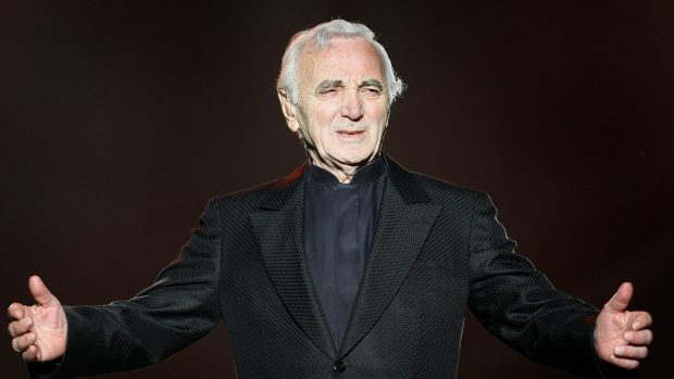 Šansoniér Charles Aznavour (archivní foto)