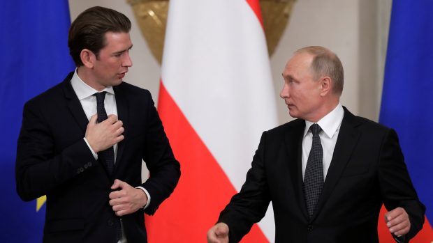 Rakouský premiér Sebastian Kurz (vlevo) a ruský prezident Vladimir Putin