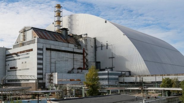Konstrukci, do které by se vešel pařížský stadion Stade de France nebo newyorská socha Svobody, stavaři budovali desítky metrů od čtvrtého reaktoru