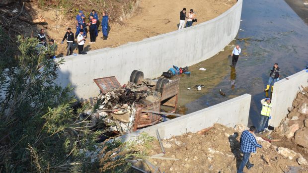 Při nedělní havárii nákladního vozu převážejícího migranty zahynulo na západě Turecka 15 lidí včetně dětí.