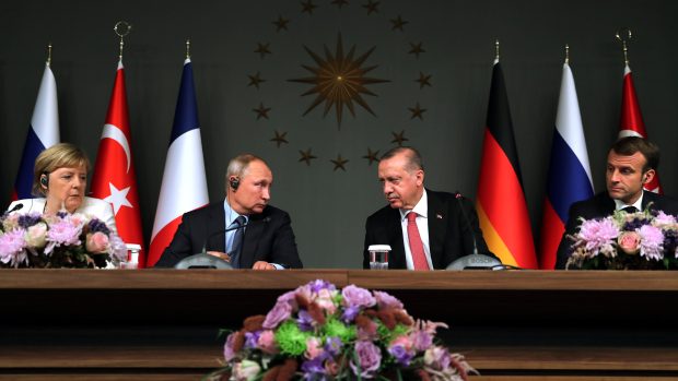 Angela Merkelová, Vladimir Putin, Recep Tayip Erdogan a Emmanuel Macron na summitu v Istanbulu