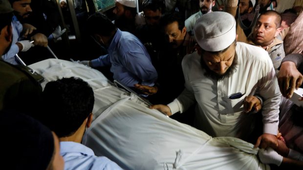 Skupina mužů vynášejí tělo islámského duchovního Samíula Haka z nemocnice v Islamabádu