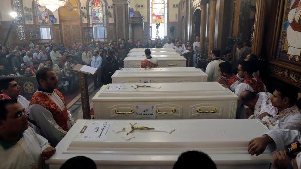 Pohřeb křesťanských Koptů, kteří se stali terčem teroristického útoku v egyptské provincii Mínjá